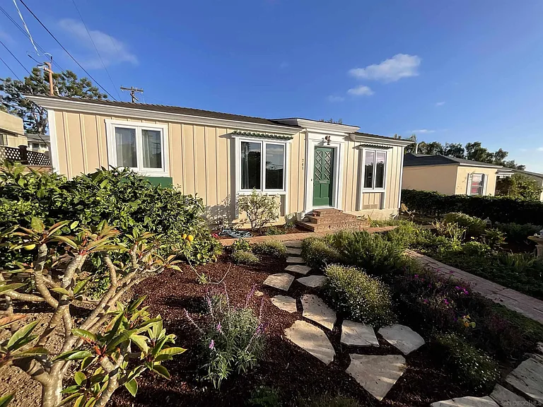 741 Arenas St — Photo 2