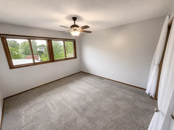 4007 Heritage Rd, Cedar Falls, IA 50613