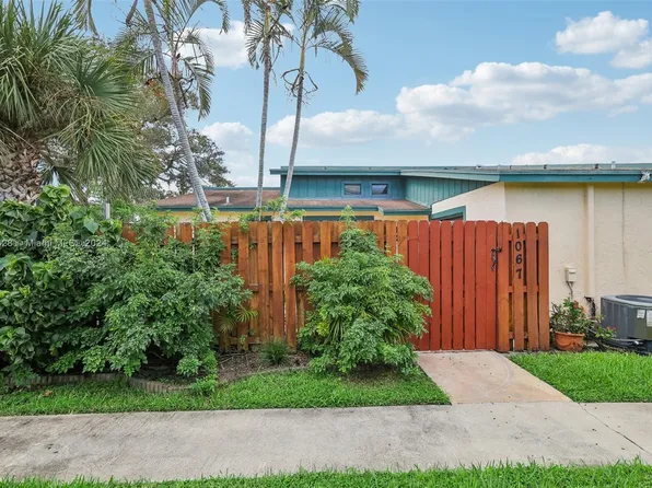1067 Manor Dr, Palm Springs, FL 33461
