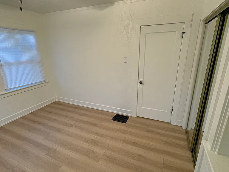 762 W 6th St — Photo 15