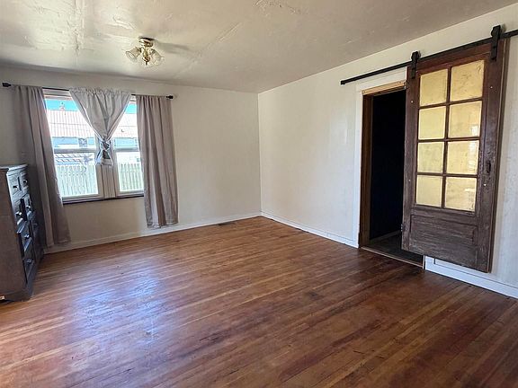 4th image of 412 Main Ave N