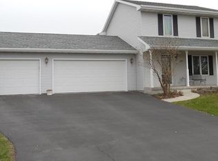 120 Windward Ln, Rochelle, IL 61068