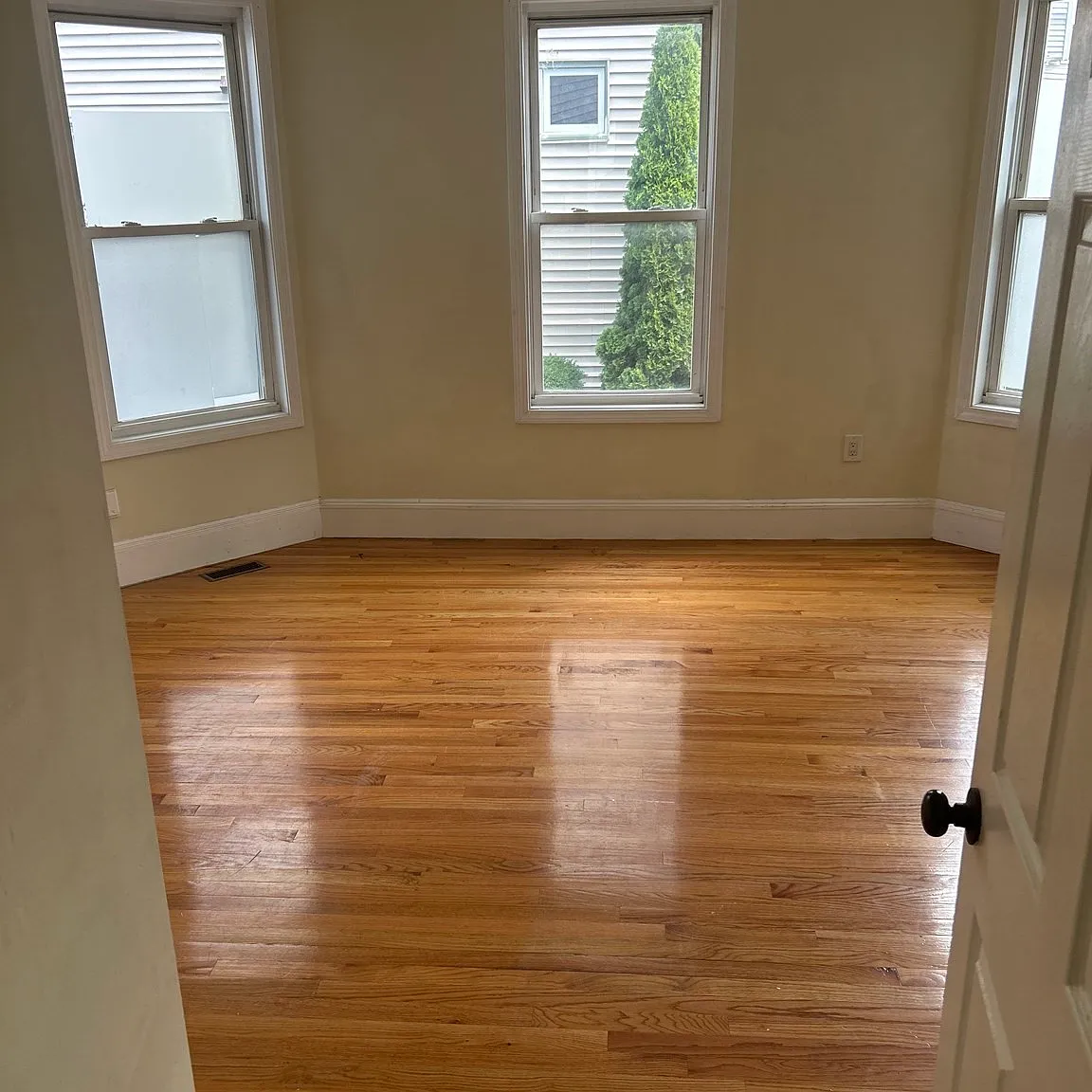 3 bed, 1.0 bath, 1400 sqft, $3,000 — Photo 3