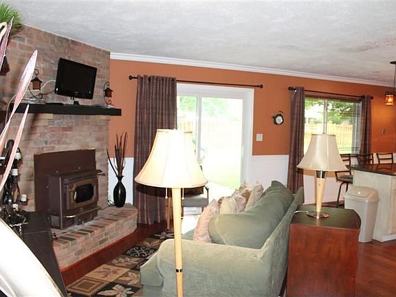 4th image of 1023 Regent Park Dr