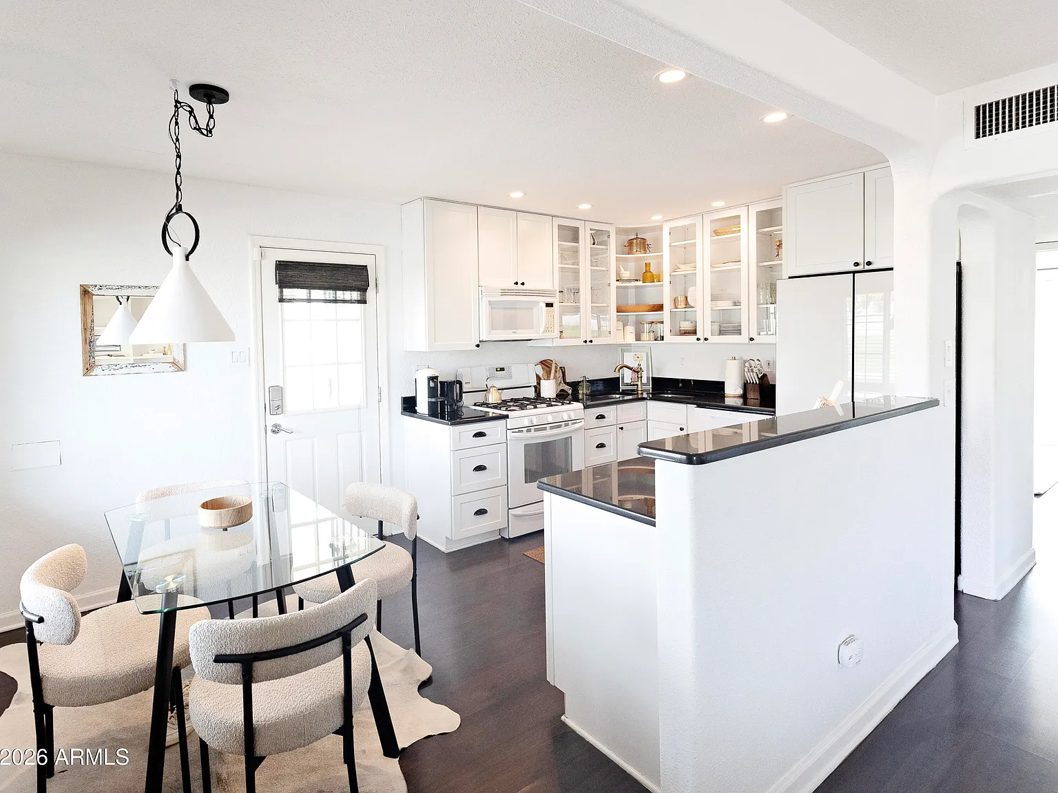 3 bed, 1.0 bath, 952 sqft, $3,000 — Photo 3