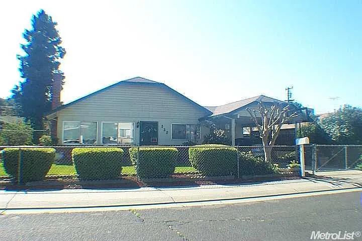 332 W 7th St
