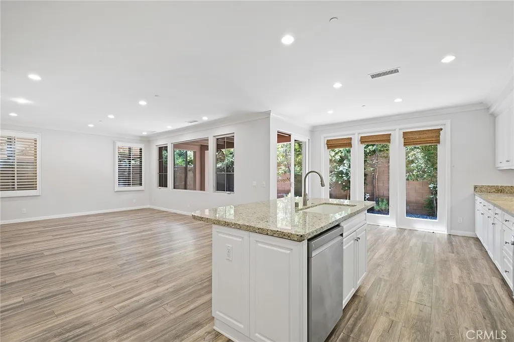 4 bed, 3.5 bath, 2121 sqft, $6,995 — Photo 4