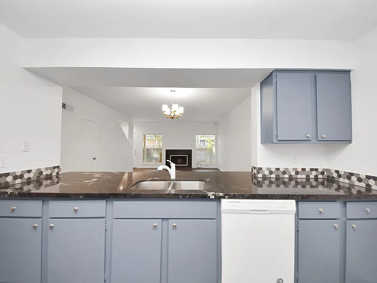1635 Prairie Mark Ln — Photo 4