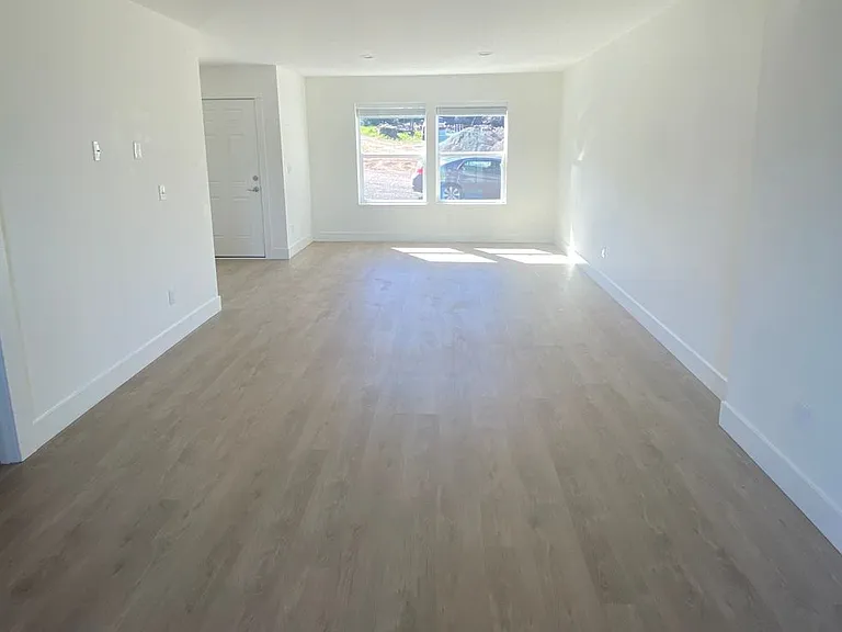 2305 E 9th St — Photo 5