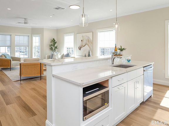 4th image of 440 Heights Rd #210