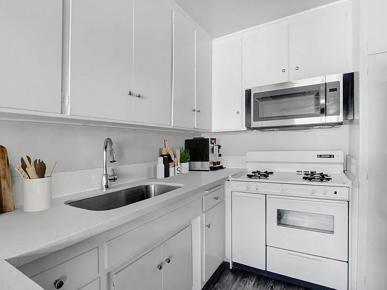 Ethel Avenue Apartments — Photo 13
