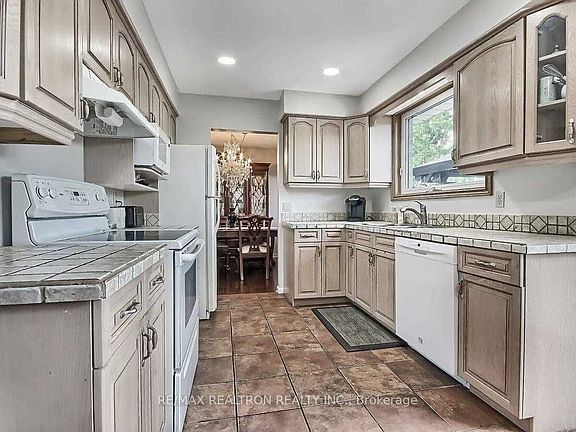 3rd image of 17 Hill Dr