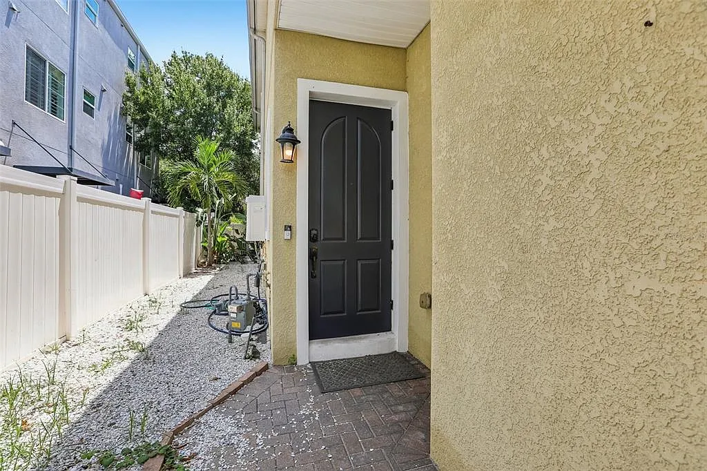 3 bed, 2.5 bath, 2405 sqft, $4,100 — Photo 4