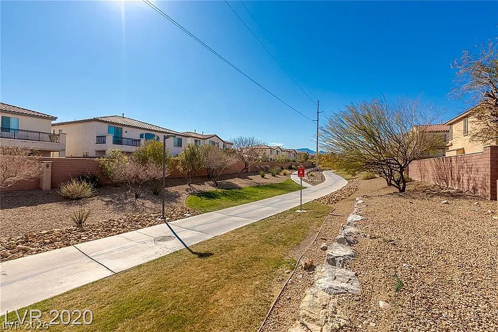 3 bed, 2.5 bath, 1919 sqft, $2,500 — Photo 4