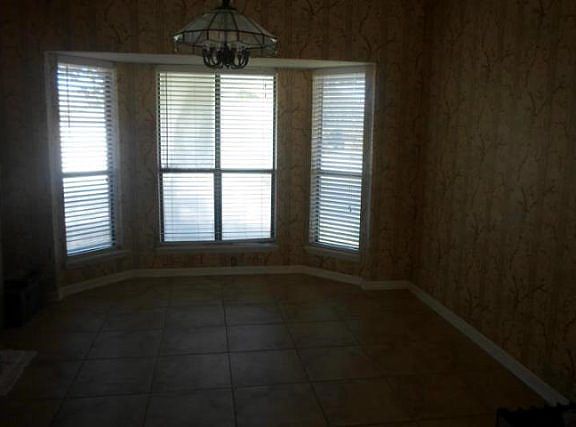 3rd image of 2219 Live Oak Dr