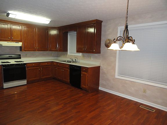 Kitchen has dishwasher too!