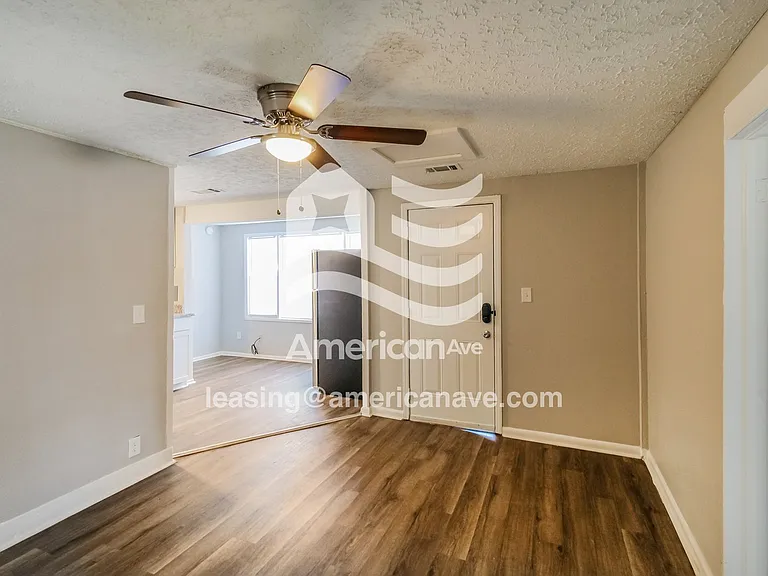 1871776_003_wm_-_living_room_13585796.jpg