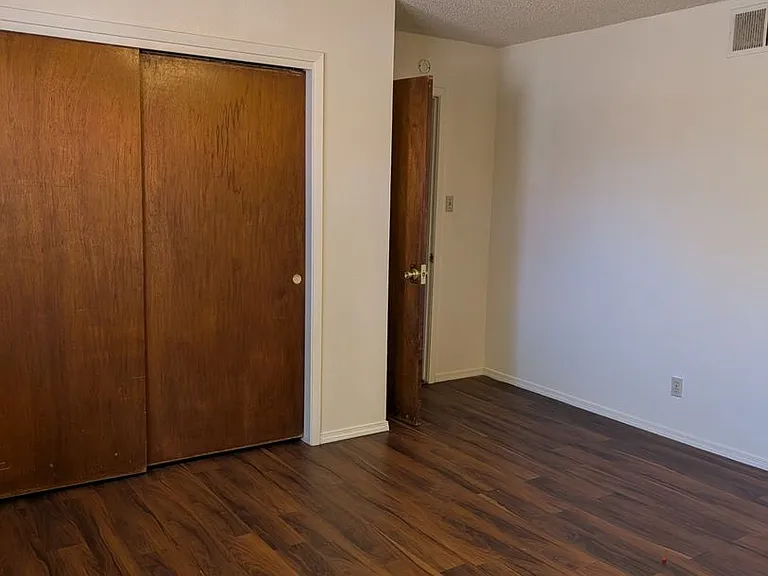 510-512 Valencia Dr SE — Photo 6