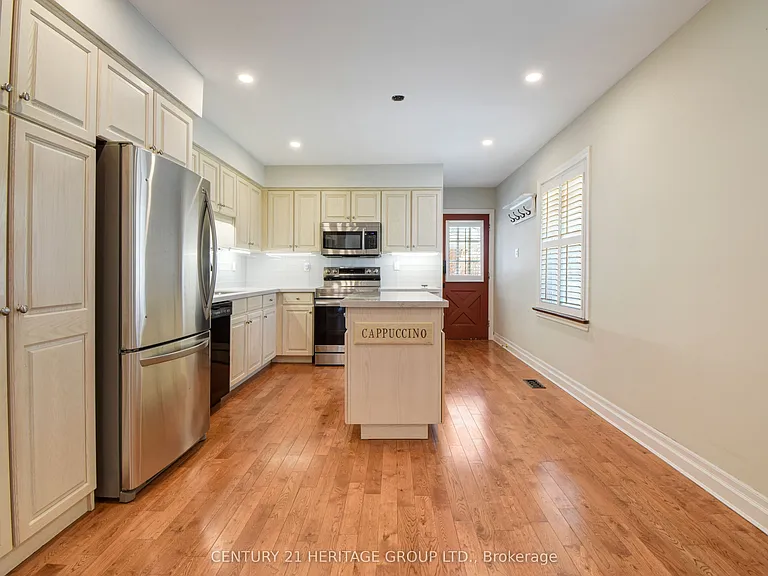 114 Elizabeth Grv — Photo 3