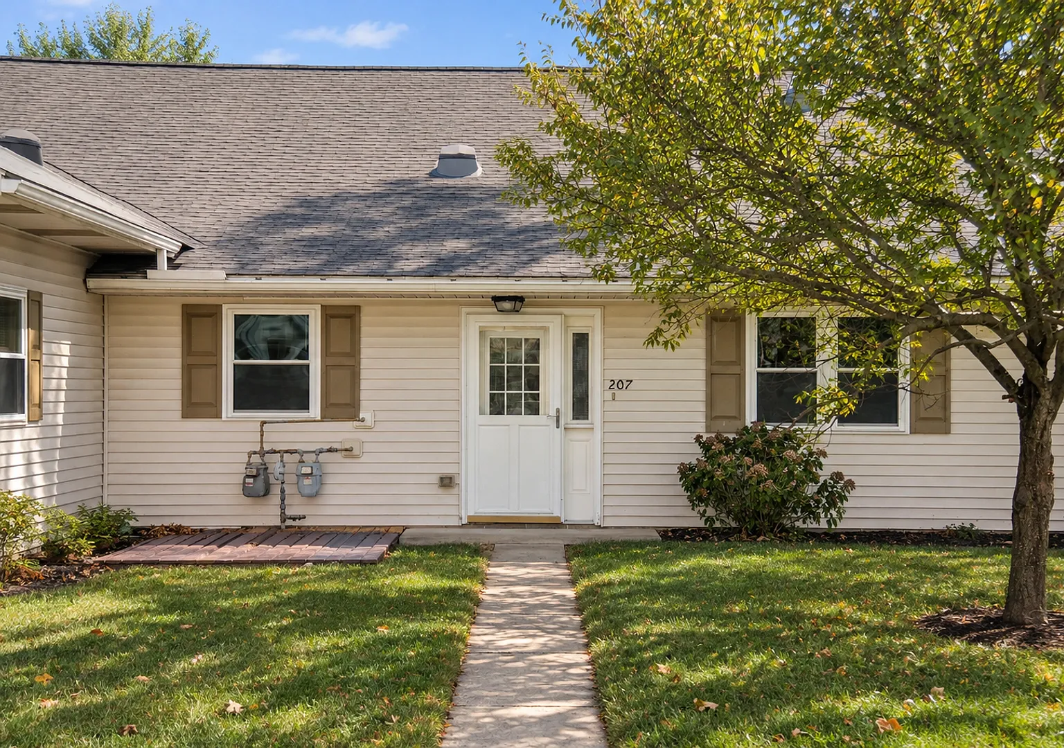 2 Bedroom, 1 Bath, 1st Floor Living, 1 Car Garage. — Photo 1