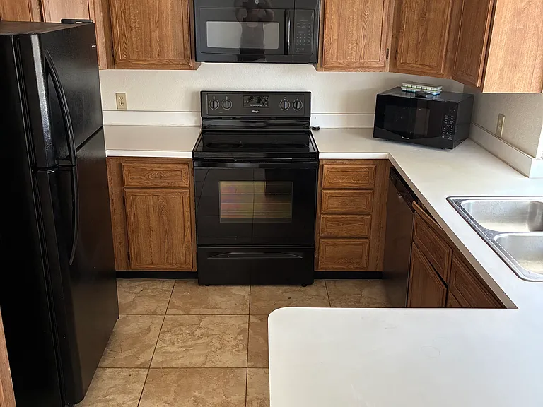 1425 N San Joaquin Dr — Photo 2