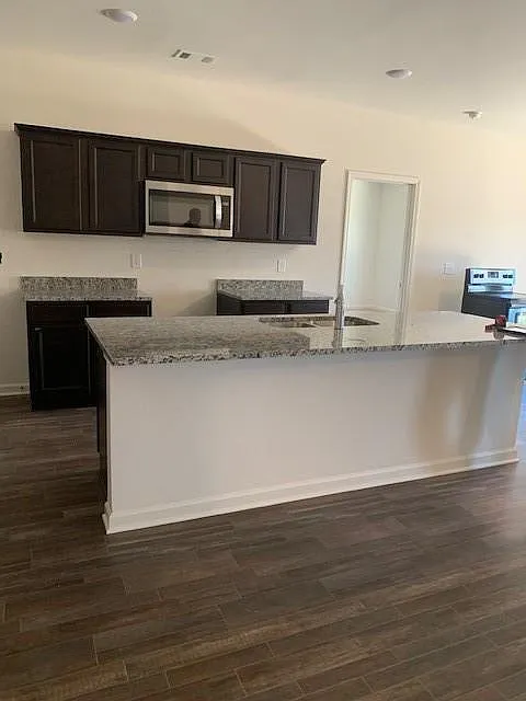 3 bed, 2.0 bath, 1834 sqft, $2,400 — Photo 3