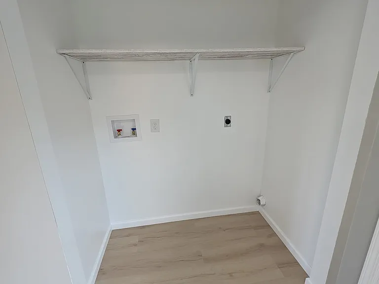1550 Hawk Cir — Photo 16