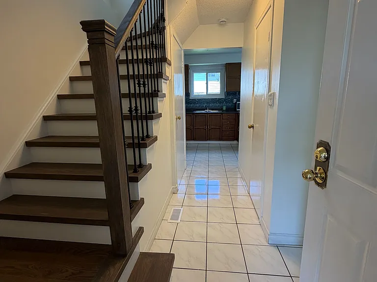 730 Queensbridge Dr — Photo 3