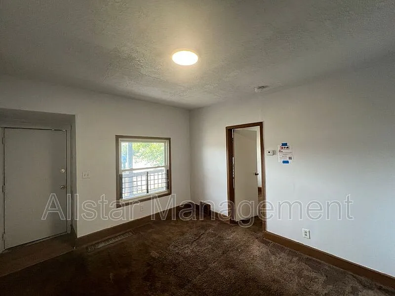 3 bed, 1.0 bath, 900 sqft, $995 — Photo 3