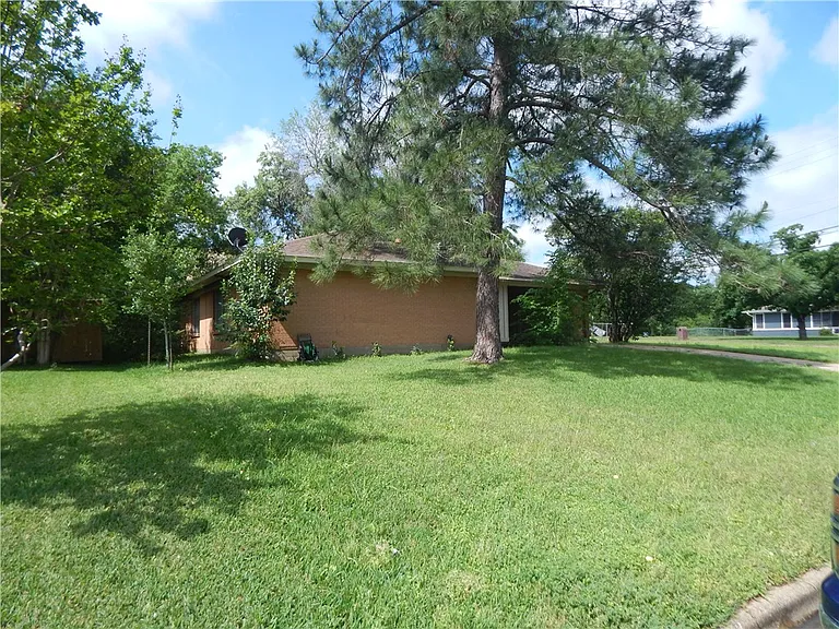1900 Wayside Dr — Photo 1