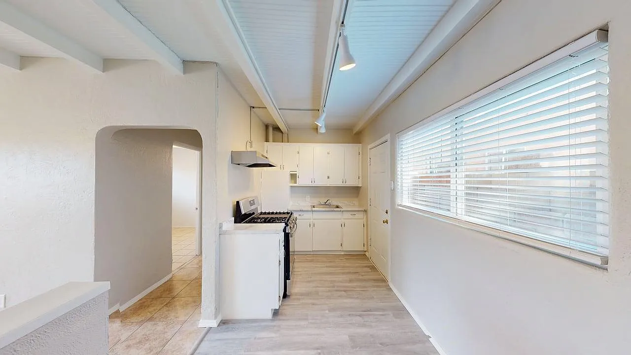 Updated 1 Bed / 1 Bath Apartment w/ Priavte Yard — Photo 4