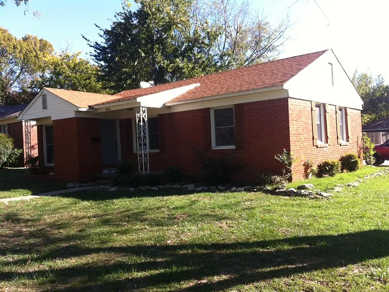 2445 S Sandusky Ave — Photo 3