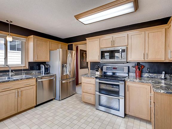 3rd image of 284 Oakwood Dr