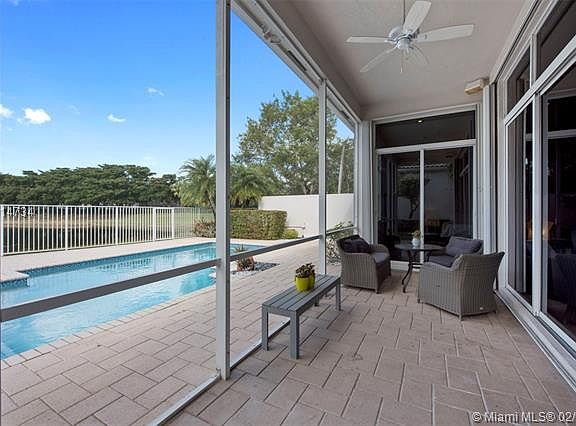 Spacious custom model located in boutique community of Bay Pointe - Weston Hills