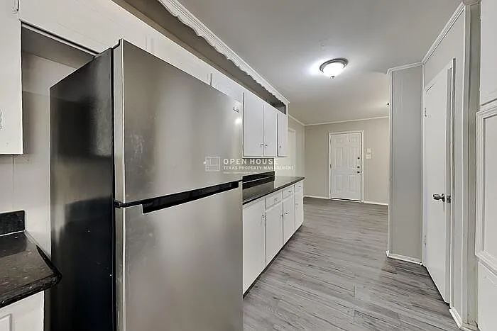 3 bed, 3.0 bath, 2204 sqft, $2,140 — Photo 4