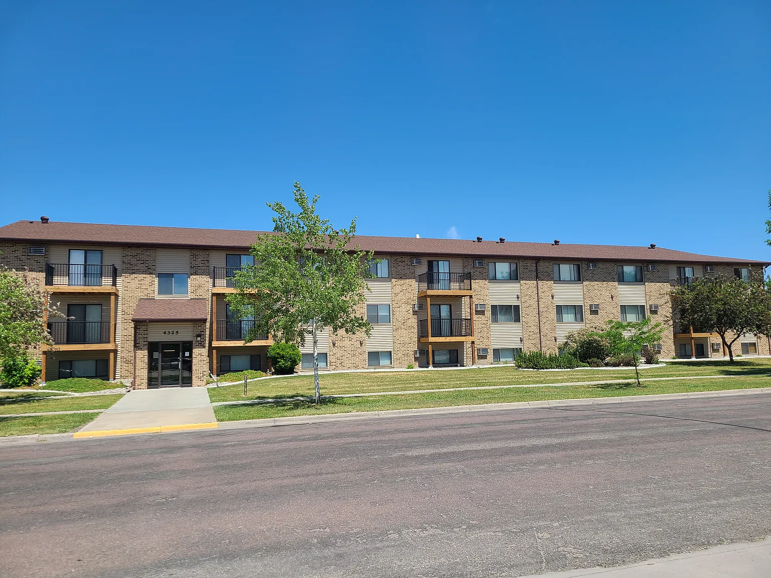 4325 Green Apartments — Photo 1