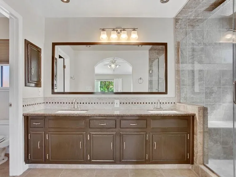 11005 Yorkshire Dr — Photo 4