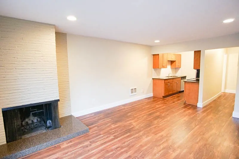 2 Bed Townhouse w/Condo-Grade Finishes, W&D, & Pet Friendly! — Photo 3