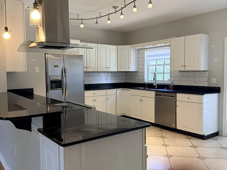 32550 Lakeshore Dr — Photo 2