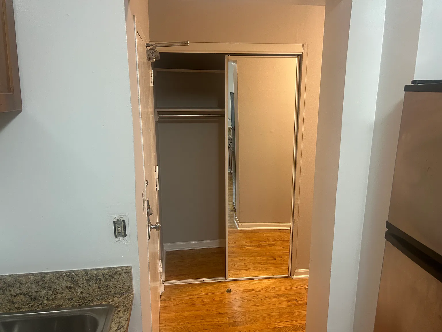 2 bed, 1.0 bath, 875 sqft, $2,368 — Photo 4