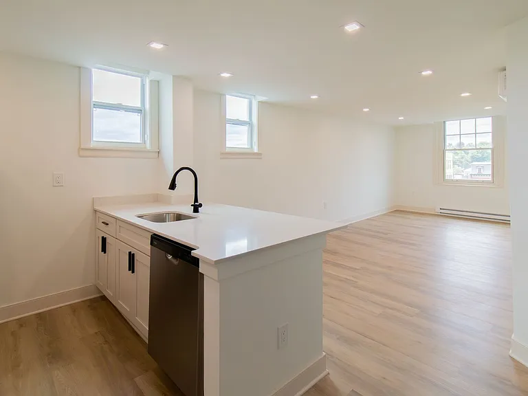 Huntington Apartments — Photo 37