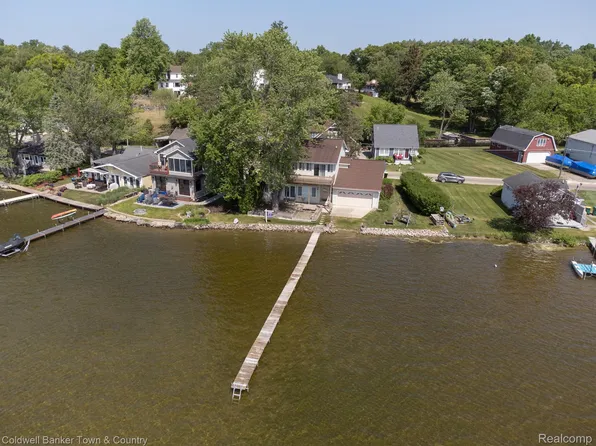 9922 Winston Rd, Pinckney, MI 48169