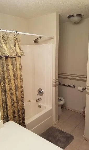 1328 Crown Oaks Dr NE — Photo 2