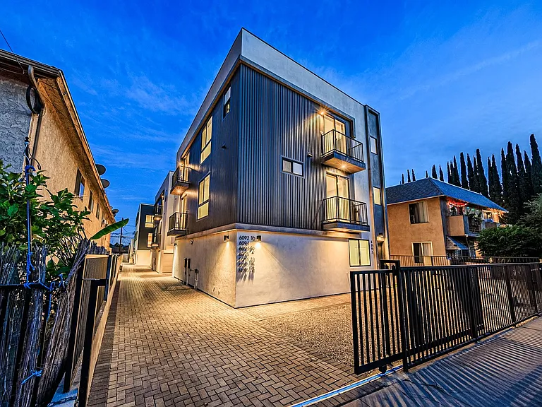 Rare Brand New Luxury Townhomes in Trendy Highland Park — Photo 8