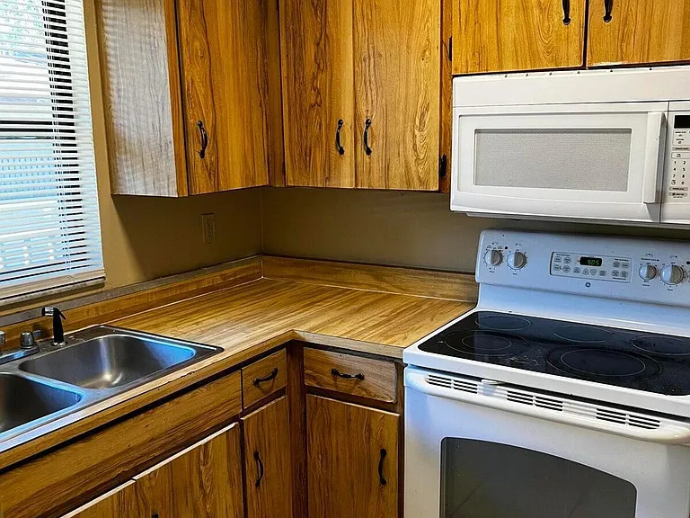 304 Maple St #5 — Photo 8