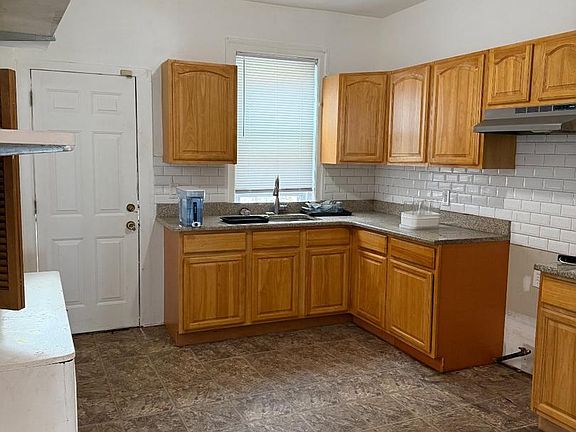 4th image of 928 W Fisher Ave