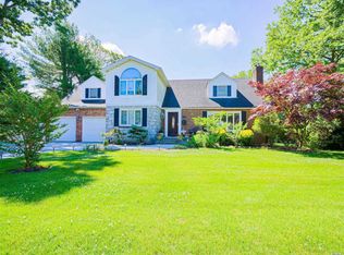 2 Overhill Ln, Roslyn, NY 11576