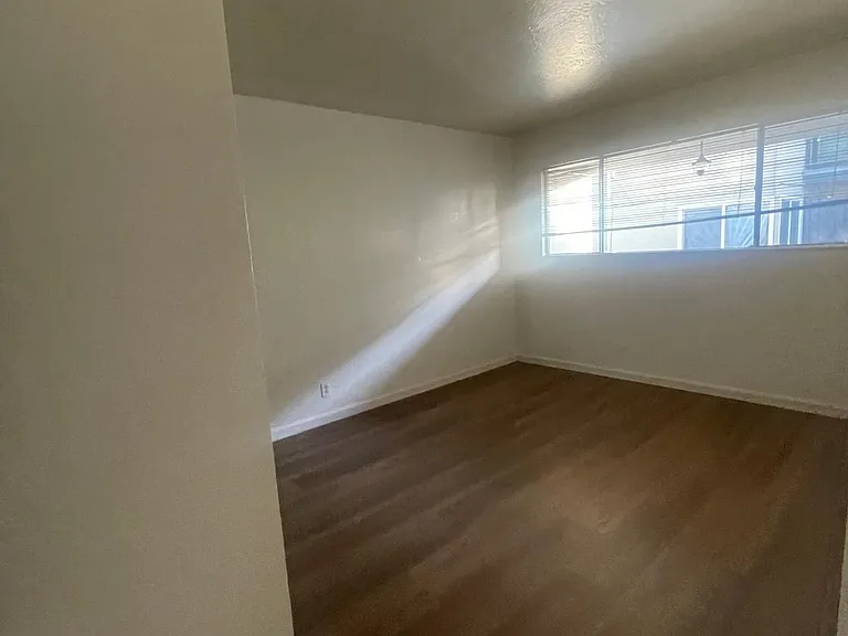 210 Flanders Ct — Photo 6