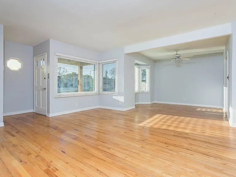 2654 Granville Ave — Photo 3