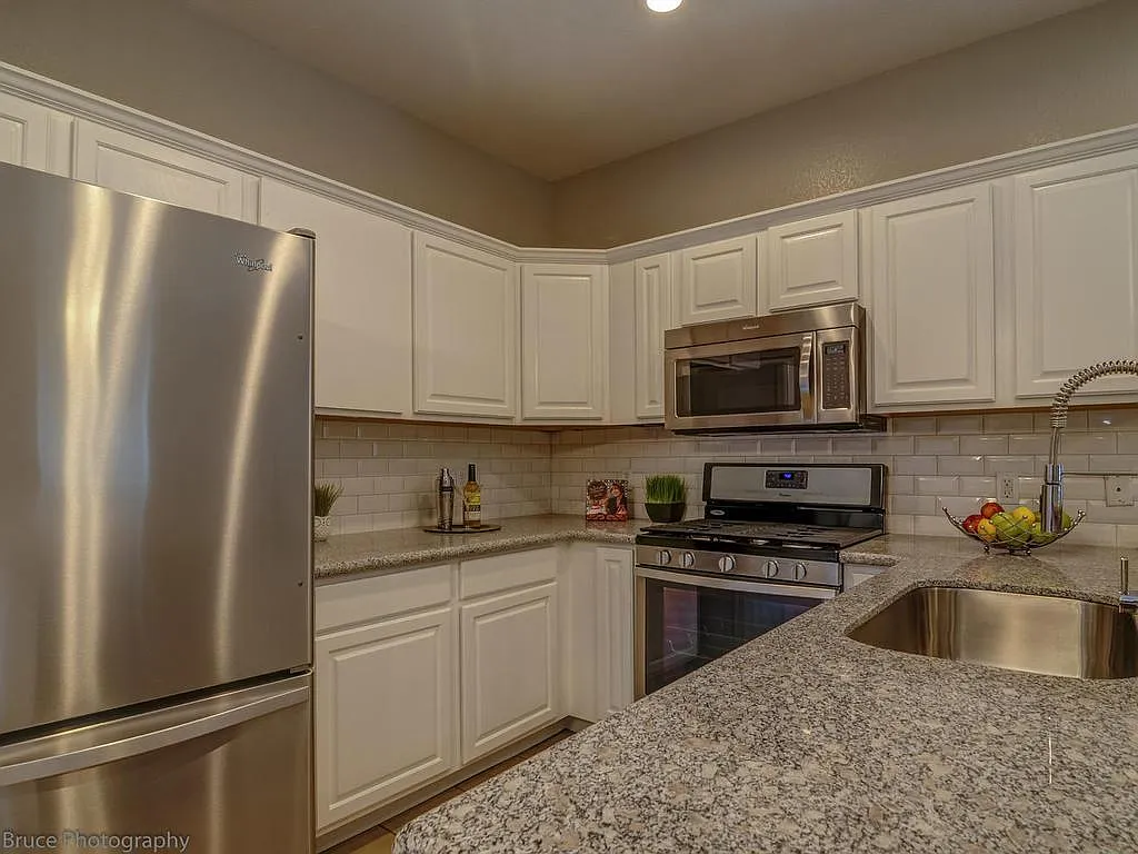 2 bed, 1.5 bath, 872 sqft, $1,565 — Photo 1